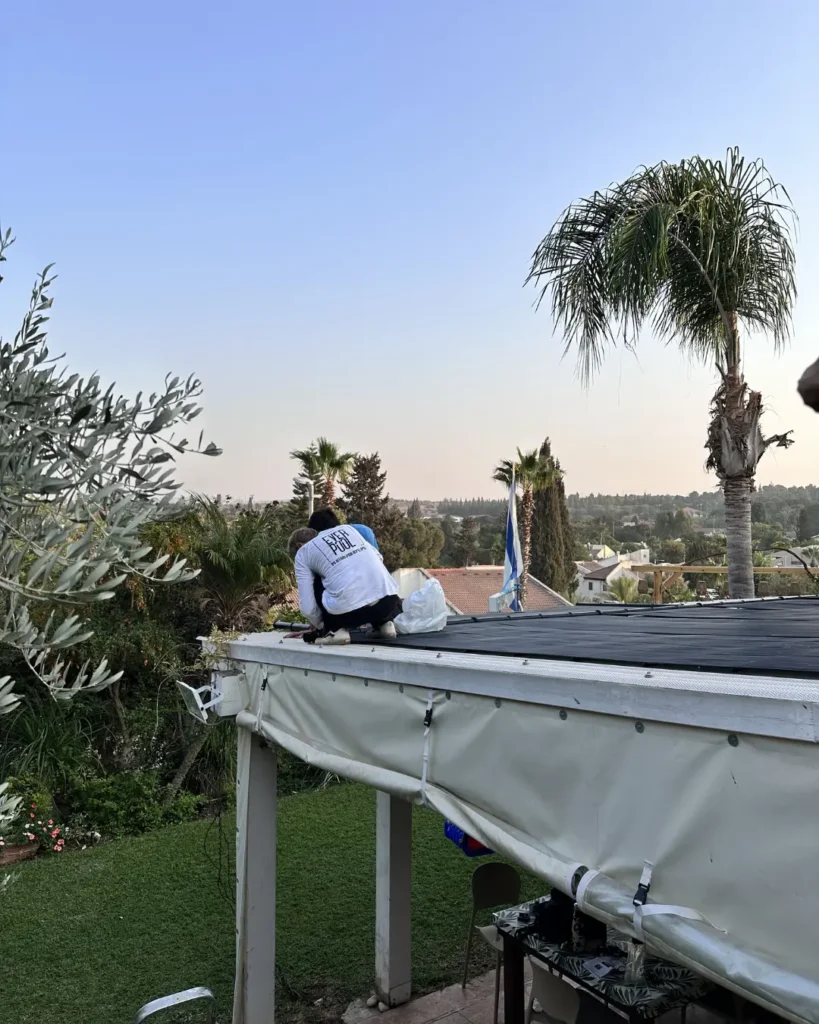 התקנת מערכת חימום סולארית לבריכה על גג בית פרטי, ביצוע של EVERPOOL