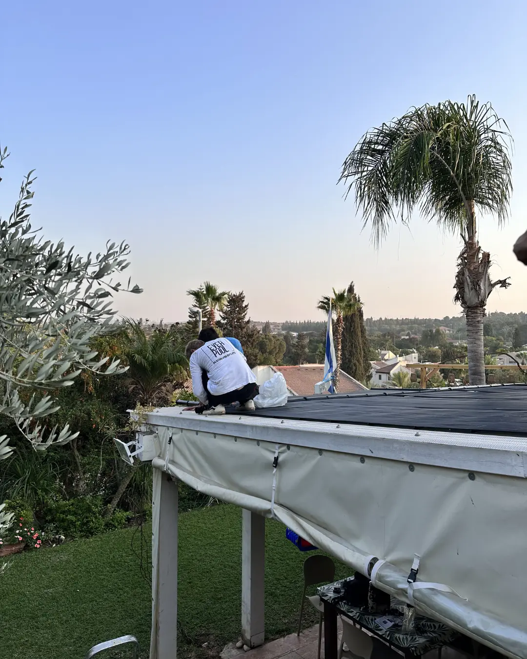 התקנת מערכת חימום סולארית לבריכה על גג בית פרטי, ביצוע של EVERPOOL