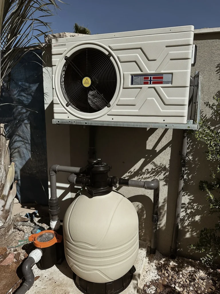 התקנת משאבת חום לחימום בריכות שחייה דגם kt חזקה,שקטה וחסכונית התקנה בוצע בגובה על ידי אברפול בריכות שחיה התקנות ומכירת משאבות חום באזור השרון והמרכז