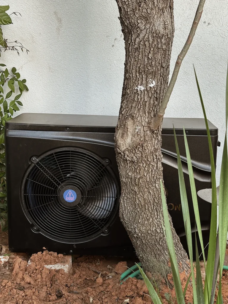 משאבת חום מותקנת בחצר פרטית באזור הבריכה וחדר המכונות לחימום בריכת השחיה בעונות המעבר ובחורף שקטה וחסכונית