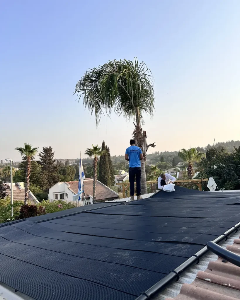 התקנת מערכת סולארית איכותית לחימום הבריכה בבית פרטי, צוות EVERPOOL.