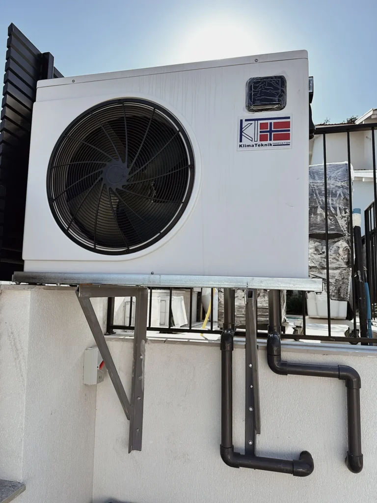 משאבת חום עוצמתית ,שקטה וחסכונית מותקנת בתלייה דגם kt מבט מלפנים לפני חיבור הצנרת התקנה מקצועית של אברפול ברעננה