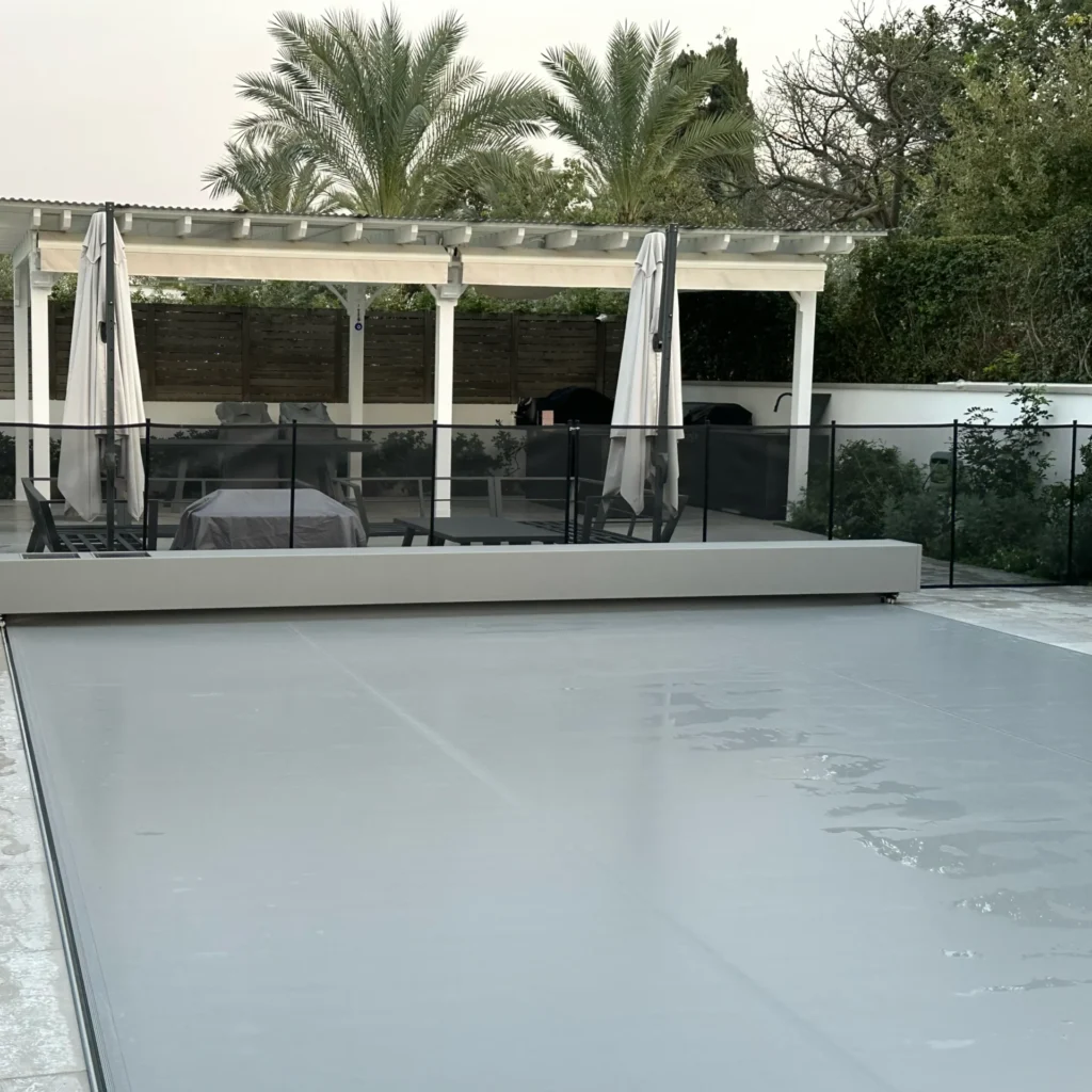 גדר רשת שחורה מותקנת בין 2 עמודים בקו ישר