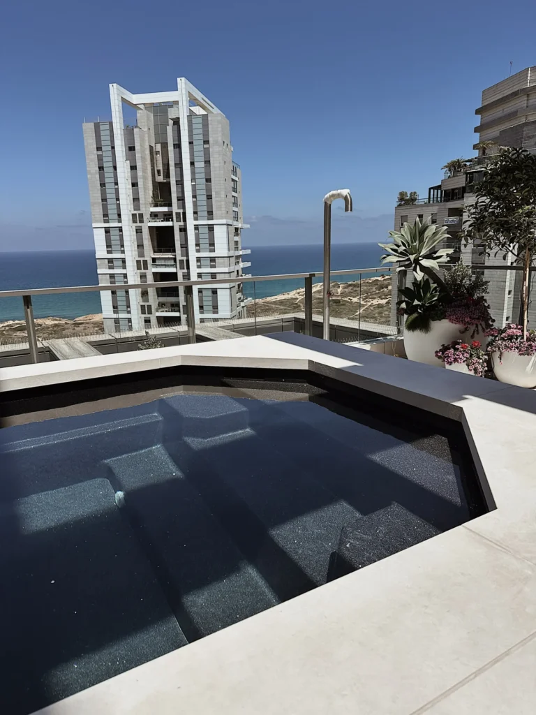 מבט מקרוב על מדרגות הבריכה מול נוף של הים התיכון